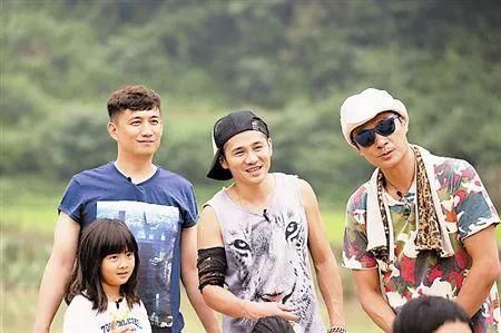 黄磊女儿多多近照曝光，13岁身高直逼超模，大长腿太抢镜了！