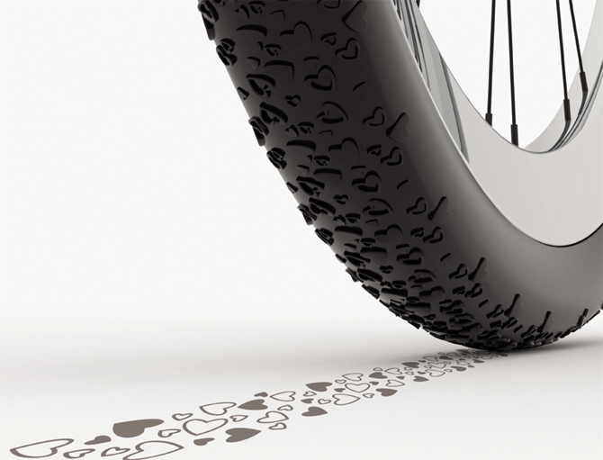 有心型刻印的轮胎 骑到哪就把爱印到哪