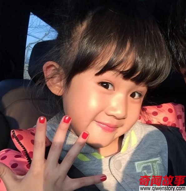 《爸爸去哪儿》4个小姑娘，化妆涂指甲，她穿的外套你可能买不起_0