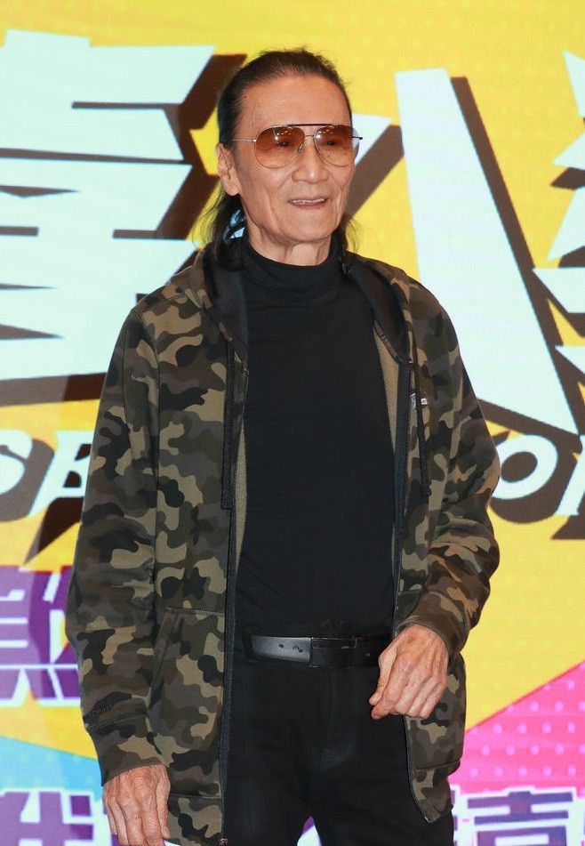 82岁谢贤亮相杀青宴,状态年轻有活力,笑称经常和美女拍戏