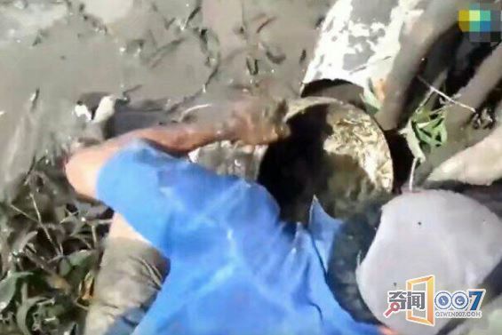 大叔在田里偷偷摸摸,没想到竟是做这种事