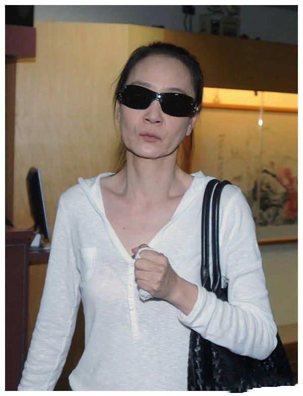 嫁给大13岁丑老公，婚后被宠人人都羡慕，今丈夫去世她伤心暴瘦