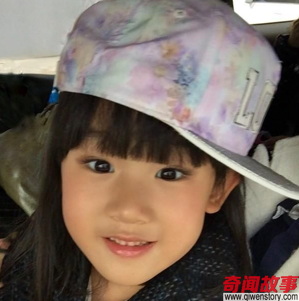 《爸爸去哪儿》4个小姑娘，化妆涂指甲，她穿的外套你可能买不起_0