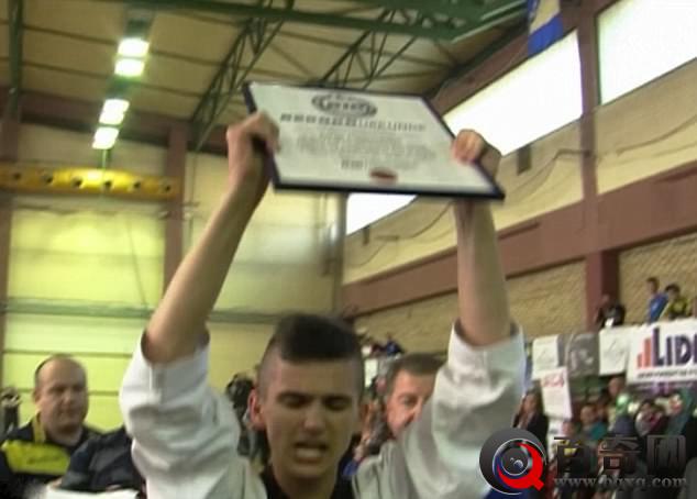 16岁男孩头劈111块砖 仅用35秒