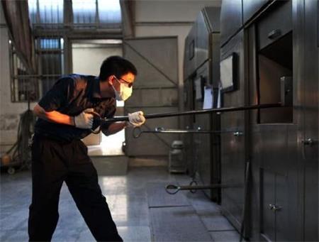 隔壁邻居家的殡仪馆工作人员