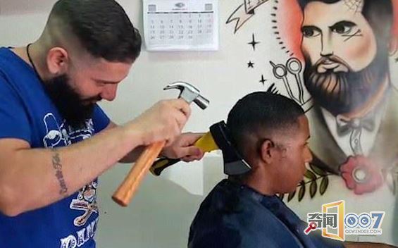 男子挥铁锤敲斧子理发 顾客全程一脸懵