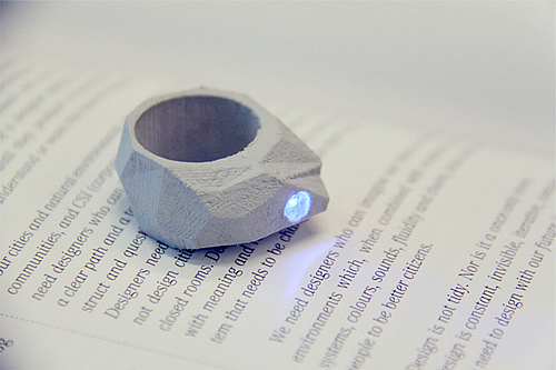 指环手电筒 方便我们携带