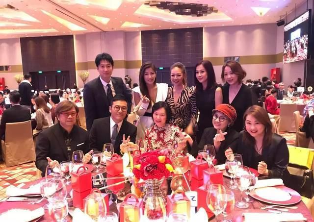 文颂娴出席晚宴清纯可人，跟众TVB女明星合影的她气质出挑很漂亮