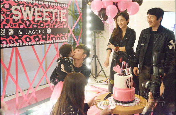 李小璐女儿郑钧儿子合办生日宴 众好友友情出席