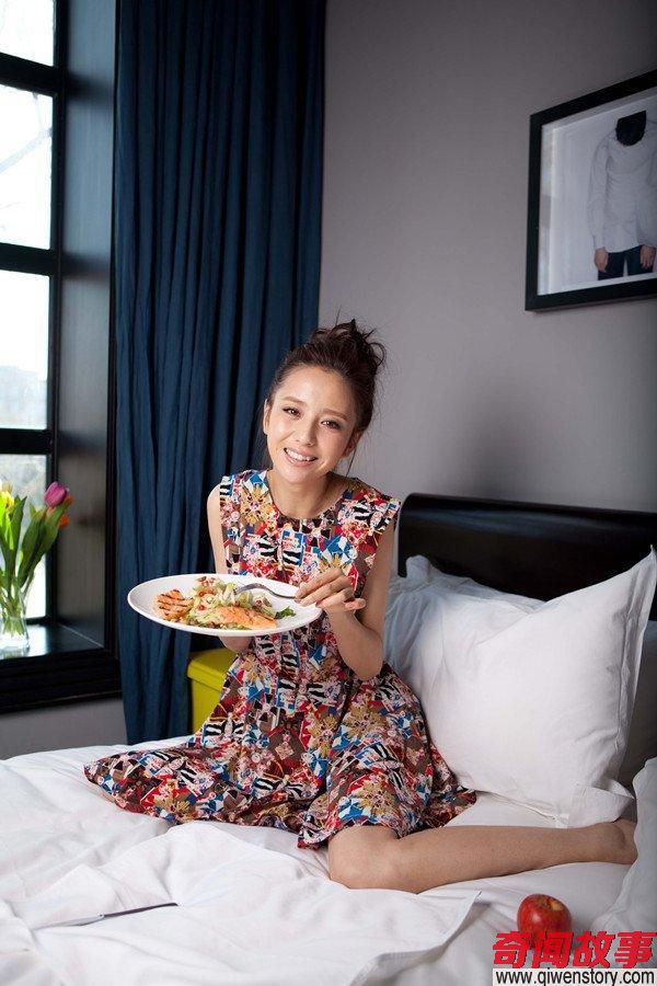 33岁佟丽娅和27岁李沁，同穿花裙的气质完全不同_0