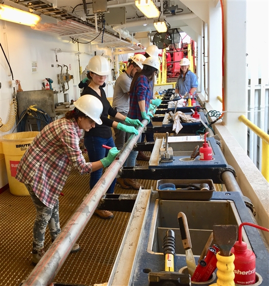 科学家首获南海“出生地”玄武岩样品