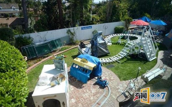 工程师爷爷亲手为小孙儿们建造了一个主题游乐园