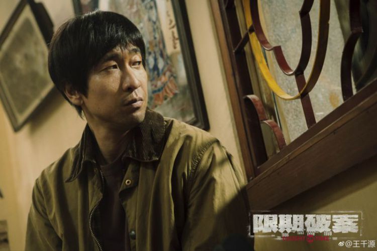 吴彦祖新片海报麻袋套头认不出，粉丝纷纷“求原图”