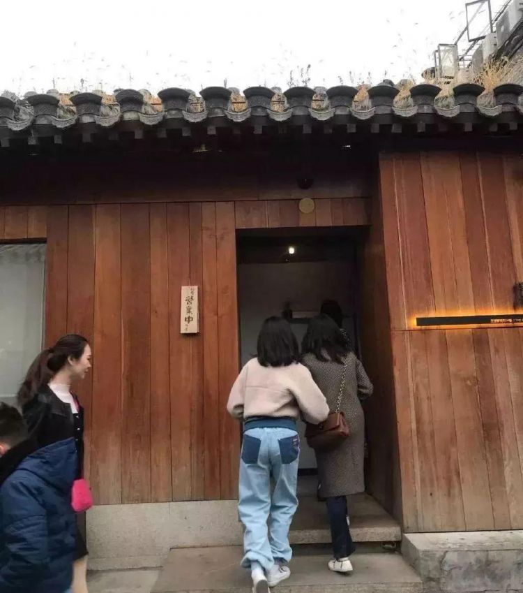 黄磊女儿多多近照曝光，13岁身高直逼超模，大长腿太抢镜了！