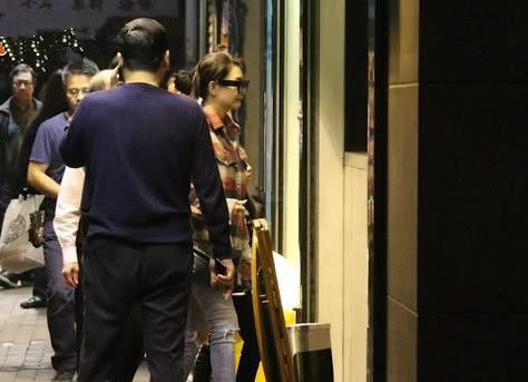 51岁邱淑贞一家人外出聚餐，17岁女儿颜值出众，跟妈妈超相似