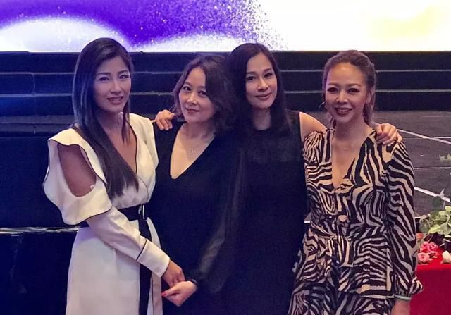 文颂娴出席晚宴清纯可人，跟众TVB女明星合影的她气质出挑很漂亮