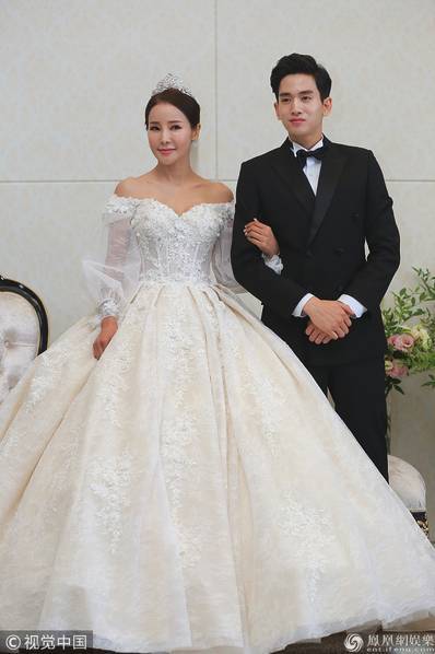 韩歌手米娜和小17岁男友结婚 男方泪洒现场