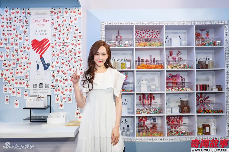 组图:唐嫣长发现身笑容甜 置身玫瑰花海仙气十足