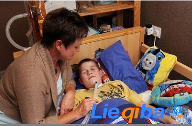 少年一睡觉呼吸就会停止 只能靠输氧维持生命_0