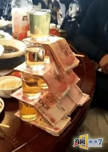 男子结婚，土豪同学垒起金字塔，吓哭新郎