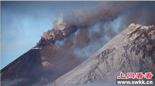 英男子在俄罗斯连续20小时拍火山喷发壮丽景象_0