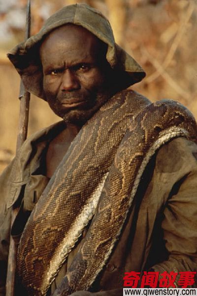 非洲原居民和蟒蛇同吃喝 看完感觉有点怕