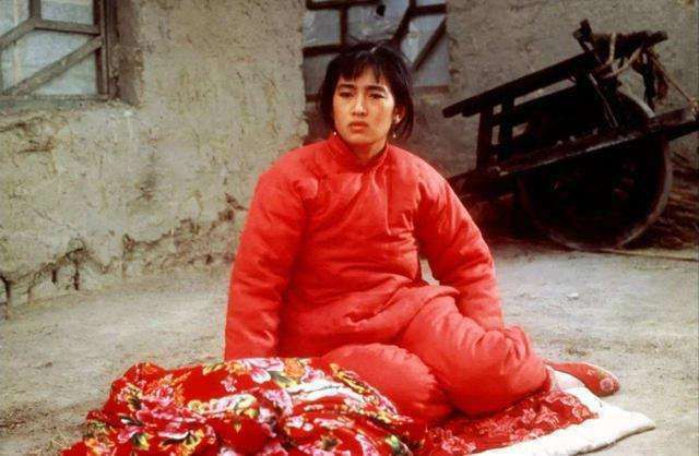 金巧巧称自己演农村人费劲儿,网友说巩俐章子怡可能不服气