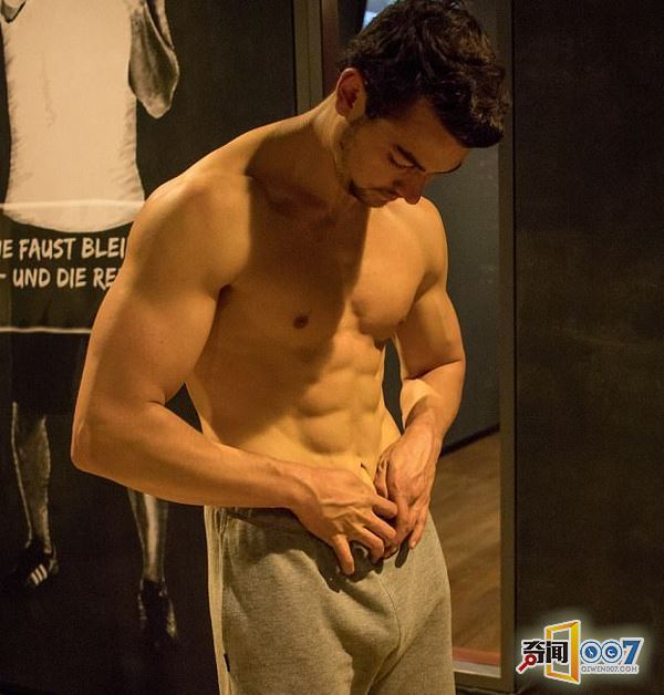 瘦弱小伙吃素三年 竟练成一身肌肉变男神