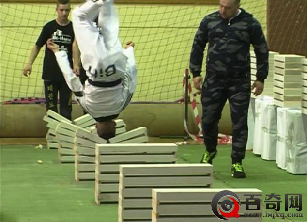 16岁男孩头劈111块砖 仅用35秒