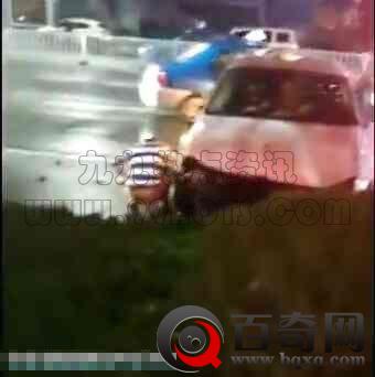 少女酒驾撞人 在伤者身旁脱裤子撒尿憋坏了