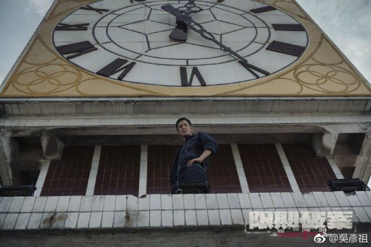 吴彦祖新片海报麻袋套头认不出，粉丝纷纷“求原图”