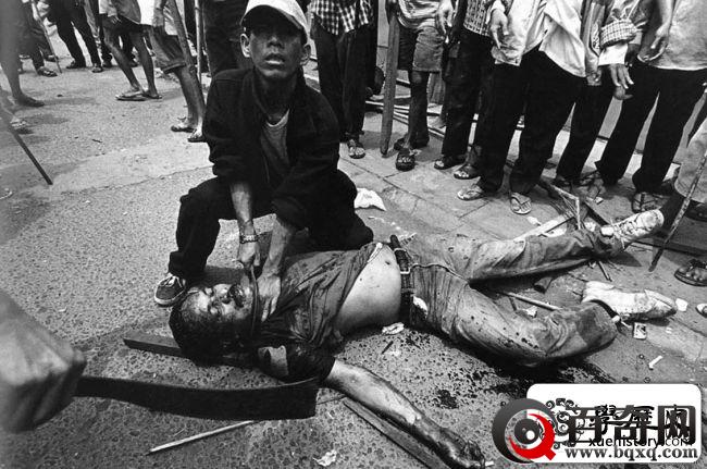 戳中泪点的14张超罕见战地实拍照