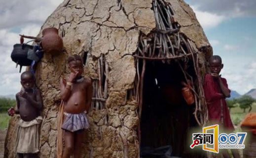 这里的女人从来都不洗澡，皮肤已经变成了红色