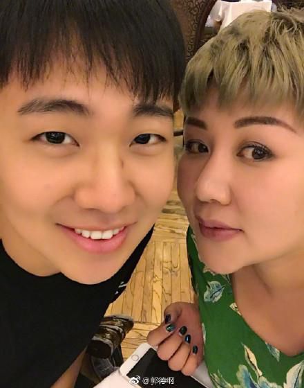 郭德纲4岁小儿子穿花褂子超像老郭,无意中暴露了家中欧式豪宅!