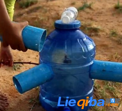 女子用奇葩方式抓鱼 这效果也是杠杠的_0