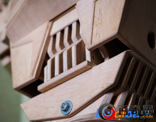 男子打造木头机器人 是一边打造一边设计