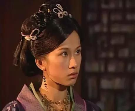 文颂娴出席晚宴清纯可人，跟众TVB女明星合影的她气质出挑很漂亮