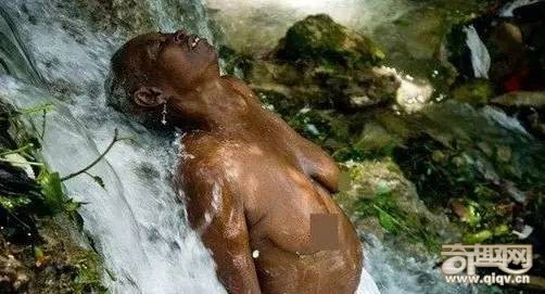 全球最可怕的仪式：刺穿活人的太阳舞节！