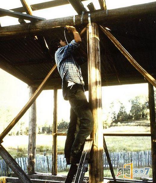 女子森林独居34年,花8年自建房,用牛粪糊墙