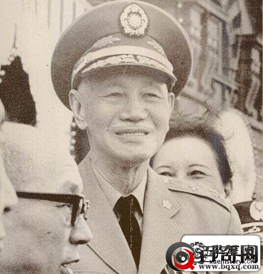 老蒋“哭笑不得、掐死狗”两张照片背后，爆出蒋经国一段风流艳史