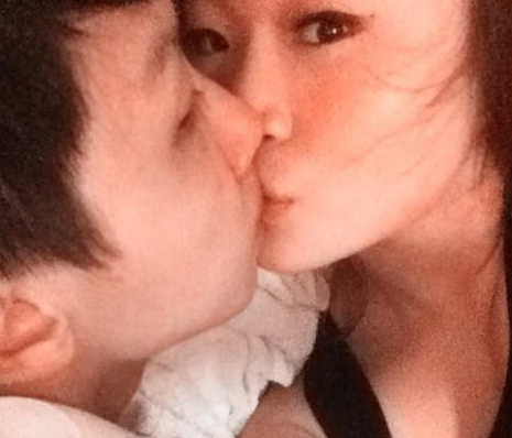 90后炫富女开房晒百万现金 大尺度互动自拍_0