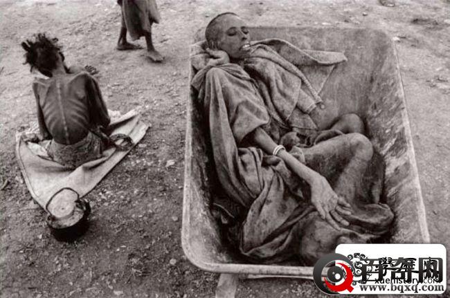 戳中泪点的14张超罕见战地实拍照