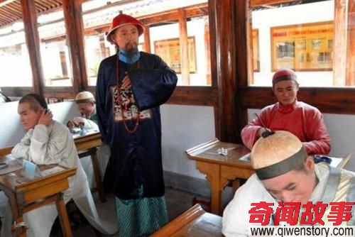 皇帝亲自出题,一考生刚听完题目,立马扭头就走,却被钦点为状元