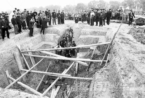 荆州惊现百座古墓 出土铜镜纹饰优美