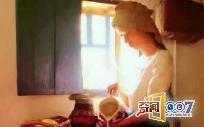 破屋里奇怪的女人,吸引无数游人