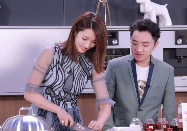 李亚男晒8个月孕肚，王祖蓝看过4D照片后，嫌弃自己基因太强大！