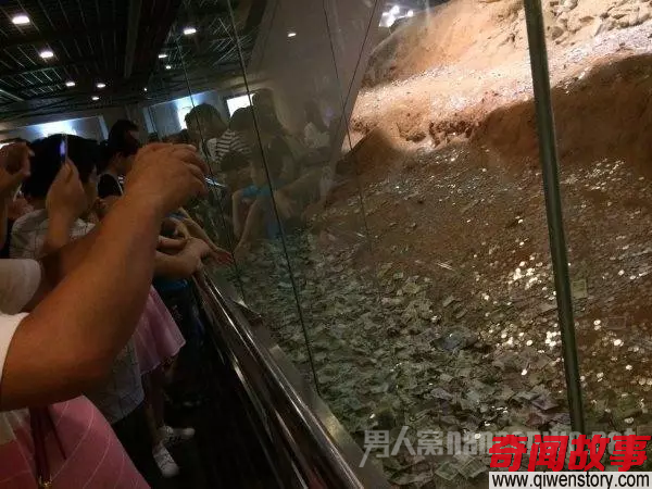 雷峰塔遗址被扔成“钱山” 景区表示很无奈