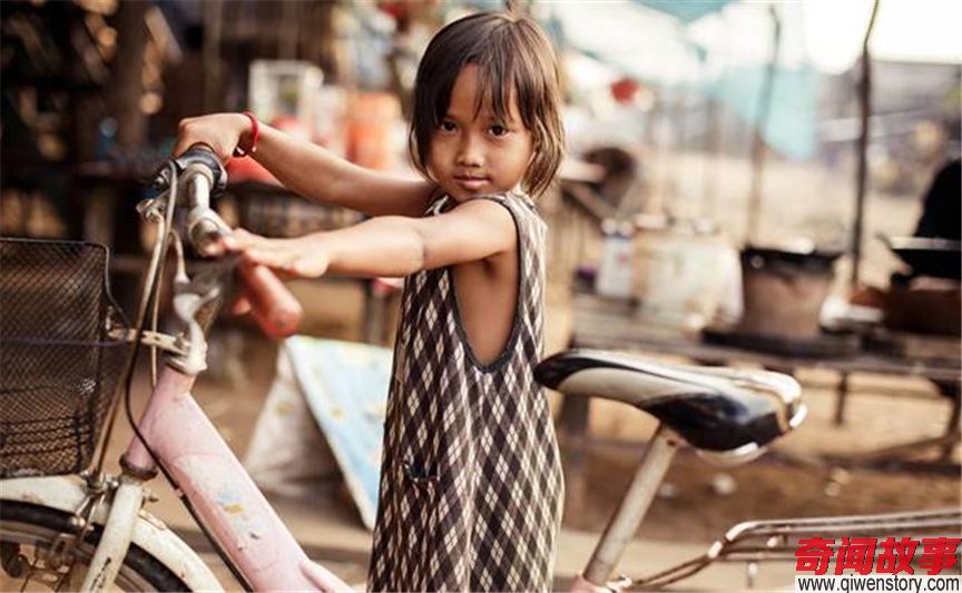 柬埔寨怪奇风俗：少女婚前必须要学抽烟，如果不会吸烟，下场会很惨！