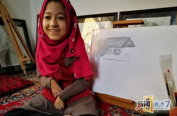 阿富汗女孩天生残疾,竟学会用嘴作画!