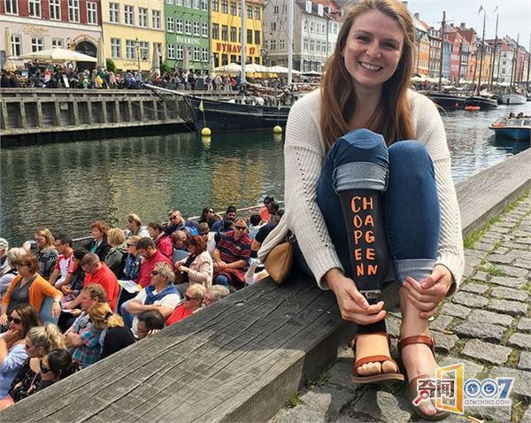 美国女孩晒独特毕业旅行照 假肢上写城市名字